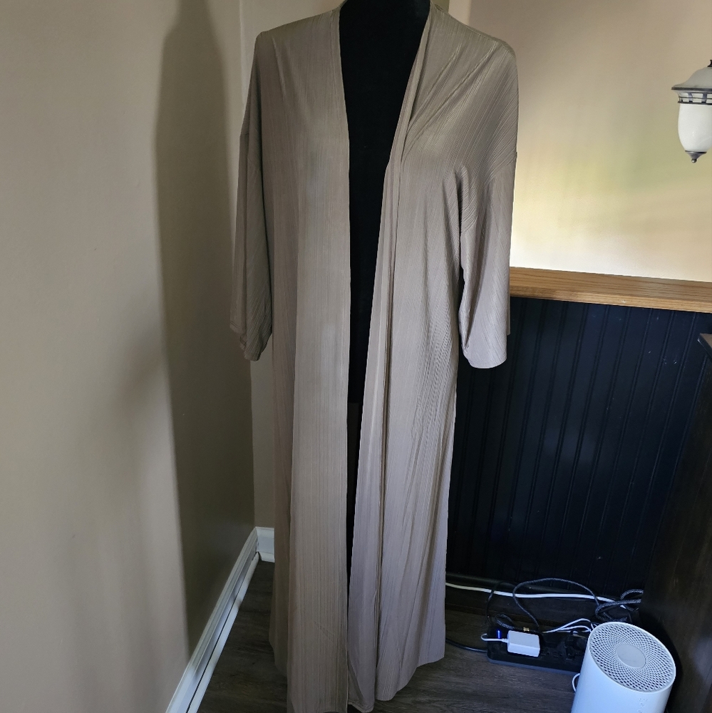 Sz LG MTS full length Mocha colored short sleeve duster cardigan